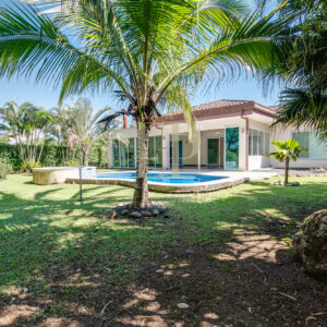 one-level-home-with-swimming-pool-in-hacienda-los-reyes-la-guacima