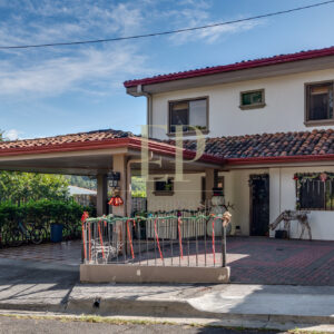 For sale house in residential Santa Ana Rio Oro
