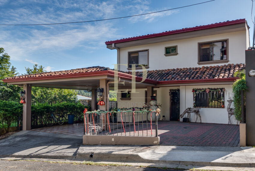 For sale house in residential Santa Ana Rio Oro