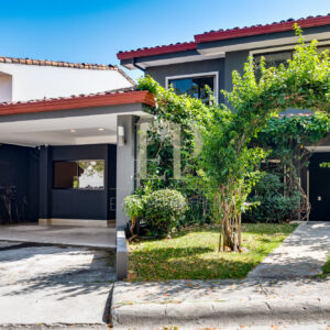 Beautiful house with swimming pool in residential Santa Ana Rio Oro