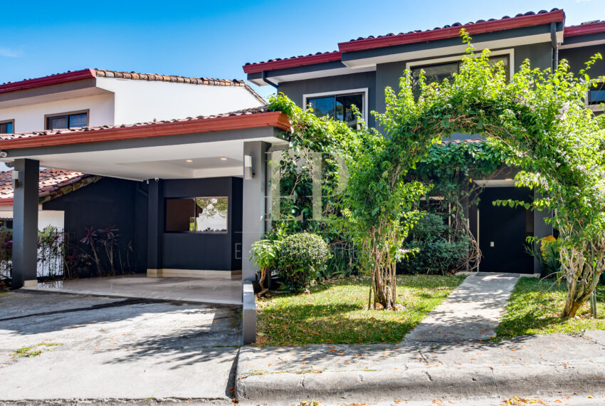 Beautiful house with swimming pool in residential Santa Ana Rio Oro
