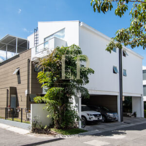 House for sale in condominium Santa Ana Pozos