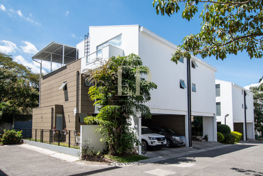 House for rent or sale in condominium Santa Ana Pozos