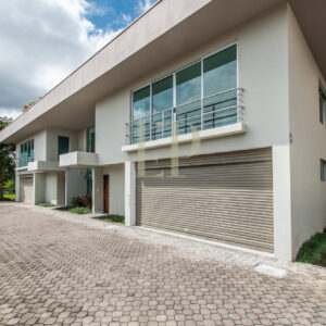 ¡Oportunidad! 4 casas mejor ubicación. Escazú Jaboncillo Ubicación: Escazú Jabonicillo 4 casas adosadas. Propiedad con área verde. Tranquilo y seguro. Lote total: 1400 m2 Son casas modernas. Casa casa de construcción: 197 m2, Cada casa tiene un garaje con portón eléctrico. cada casa tiene 3 cuartos, 2.5 baños, cocina, sala comedor y pequeño patio, Precio: $999,500
