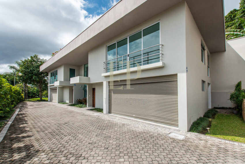¡Oportunidad! 4 casas mejor ubicación. Escazú Jaboncillo Ubicación: Escazú Jabonicillo 4 casas adosadas. Propiedad con área verde. Tranquilo y seguro. Lote total: 1400 m2 Son casas modernas. Casa casa de construcción: 197 m2, Cada casa tiene un garaje con portón eléctrico. cada casa tiene 3 cuartos, 2.5 baños, cocina, sala comedor y pequeño patio, Precio: $999,500