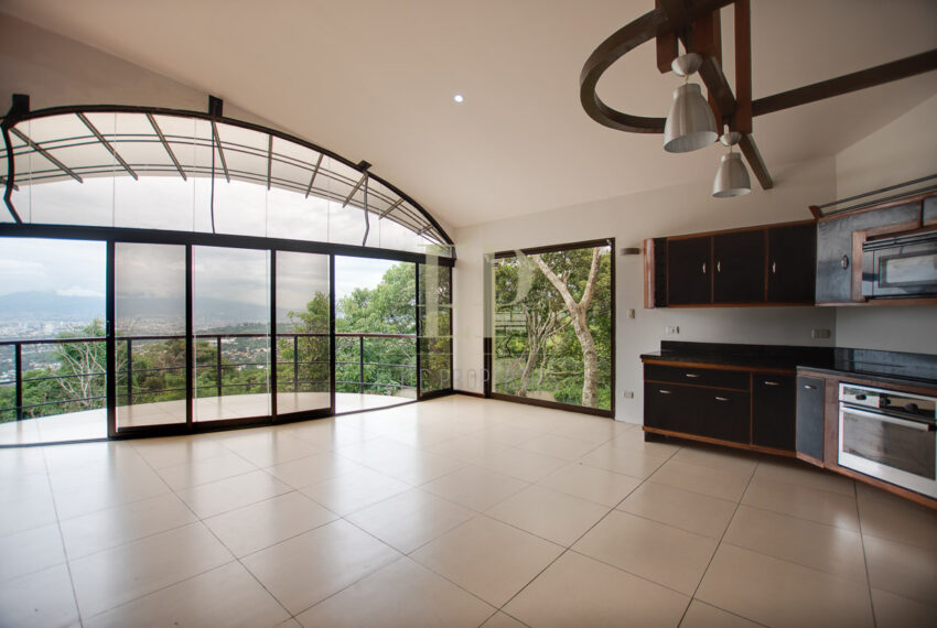 Independent house with views, perfect for office