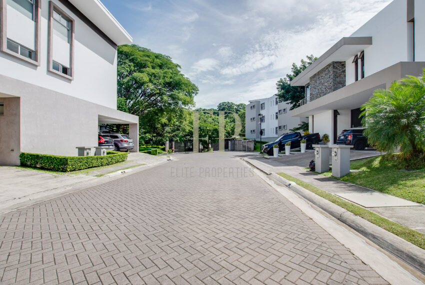 Modern townhouse with patio Santa Ana Pozos