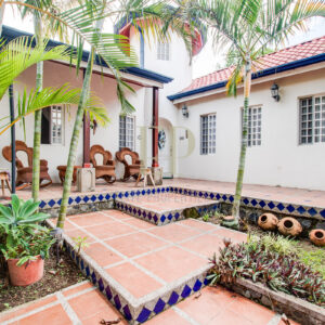 Colonial style home, lots of nature, pools, trails, seguridad 24/7