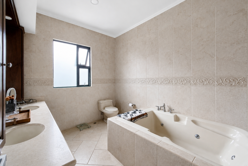 CFB44C2D-D662-4929-9236-0D4EF73527C9