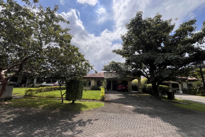 For rent One level home in Santa Ana Rio Oro