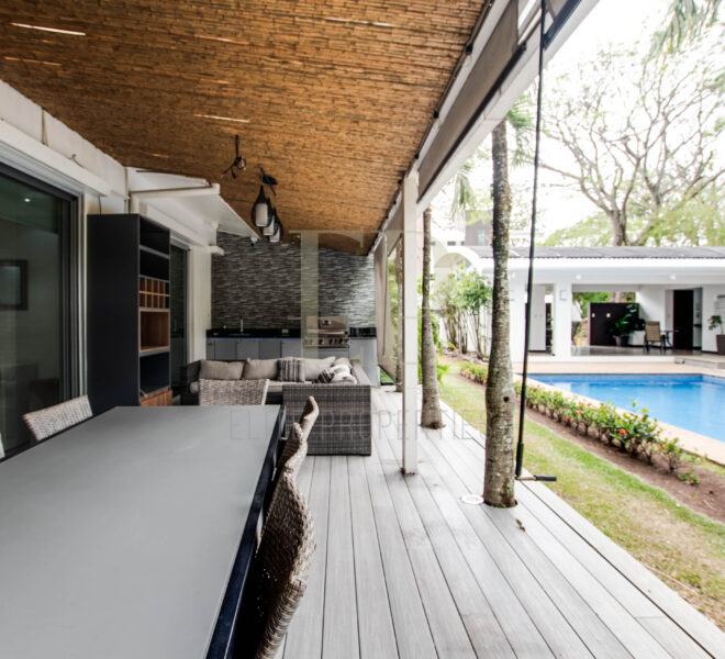 Three floor contemporary home in condominium in Santa Ana, near downtown