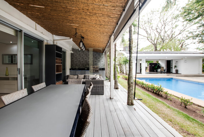 Three floor contemporary home in condominium in Santa Ana, near downtown