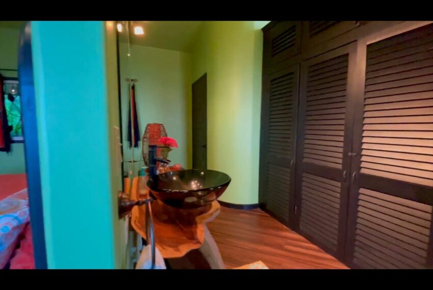 fdd26b49-a6f5-424d-9c0a-3299e46ff4fe